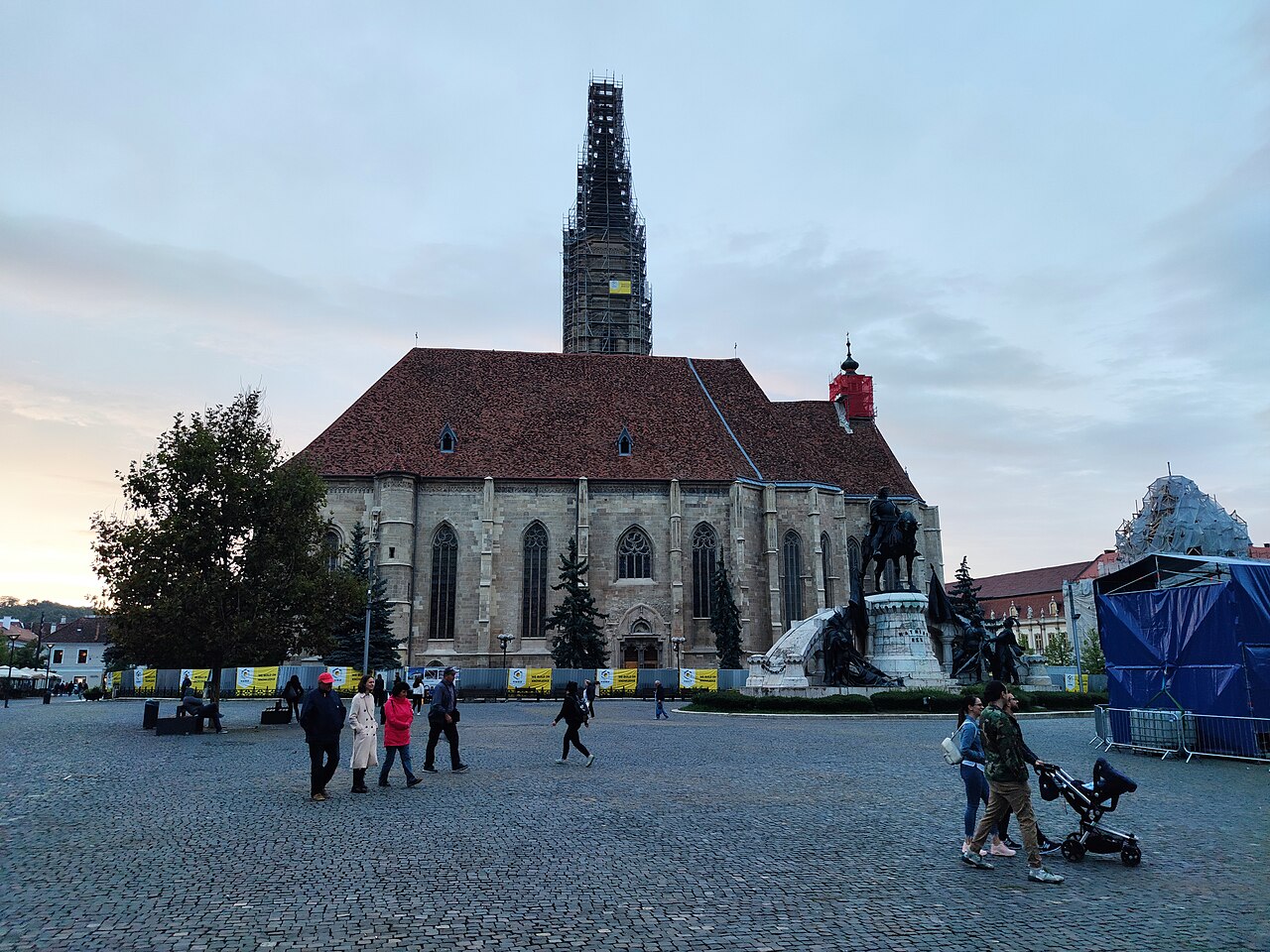 Piața Unirii din Cluj-Napoca, cu Biserica Sfântul Mihail și Monumentul Matei Corvin