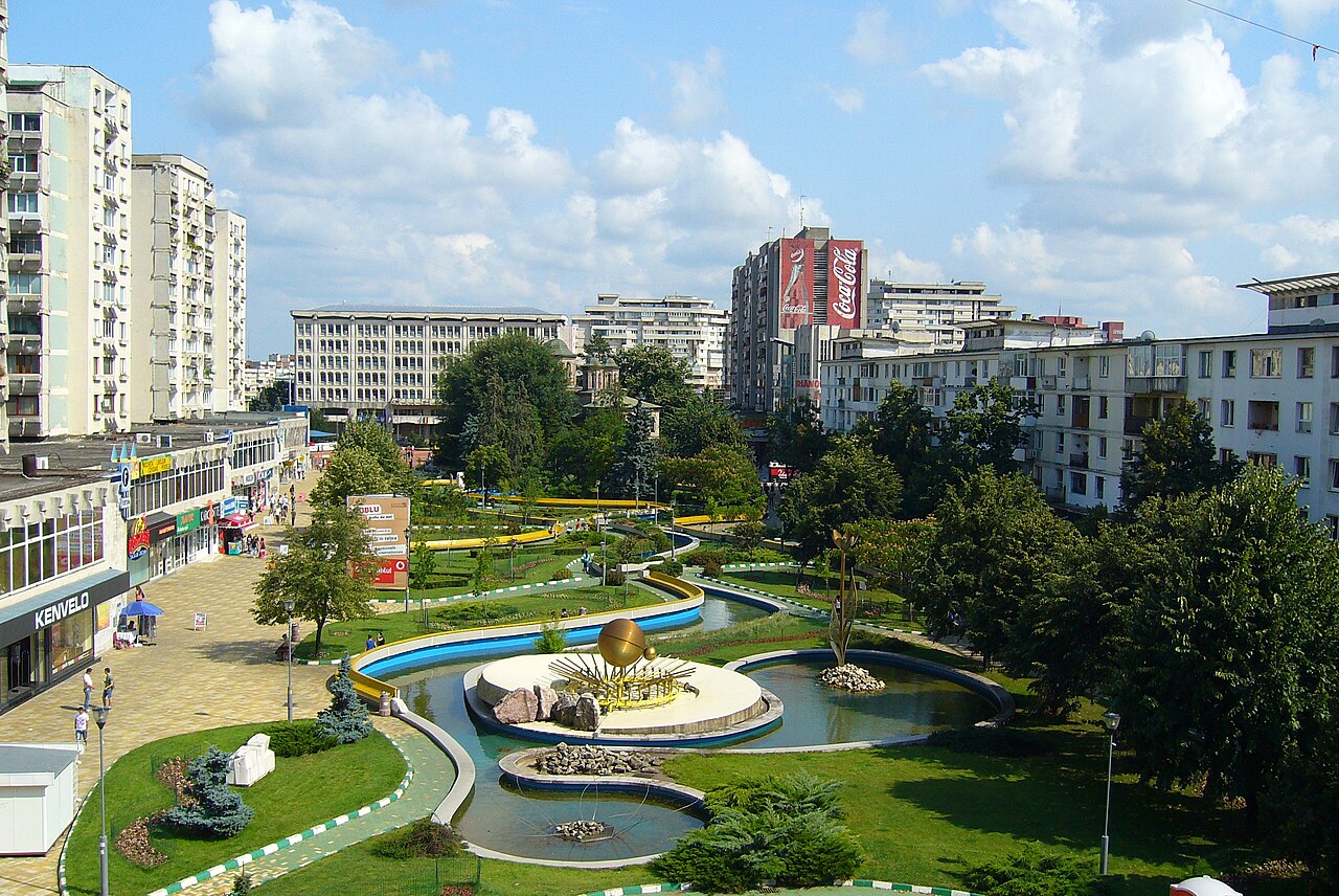 Parc din centrul municipiului Pitești, în direcția Bisericii Sfântul Gheorghe