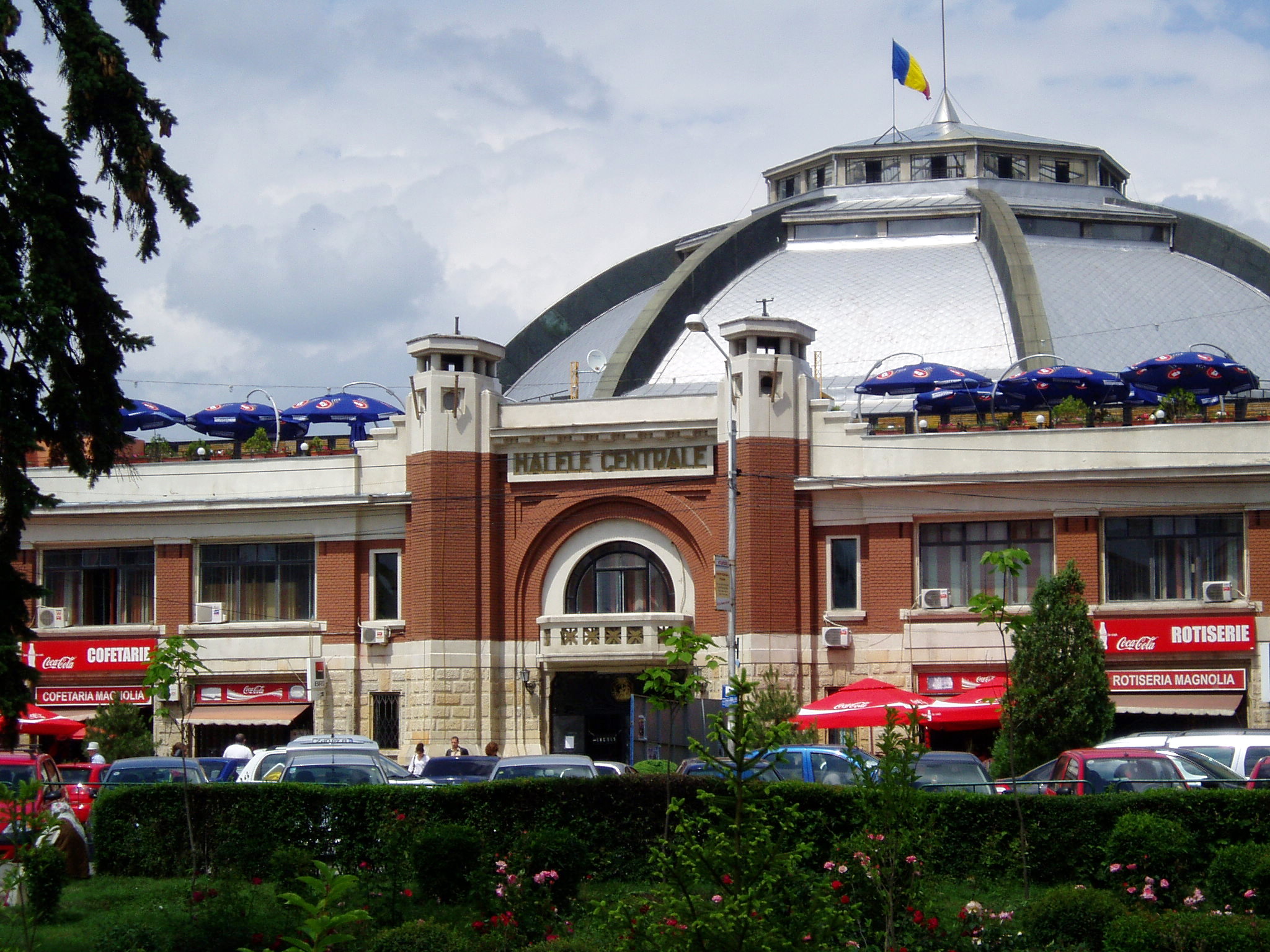 Intrarea și cupola Halelor Centrale din Ploiești